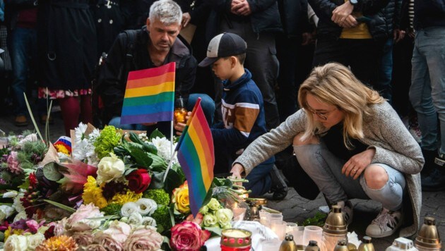Gedenken an die beiden Menschen, die bei einem Anschlag auf eine Gay-Bar in Bratislava ums Leben kamen (Bild: VLADIMIR SIMICEK / AFP)