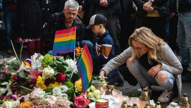 Gedenken an die beiden Menschen, die bei einem Anschlag auf eine Gay-Bar in Bratislava ums Leben kamen (Bild: VLADIMIR SIMICEK / AFP)