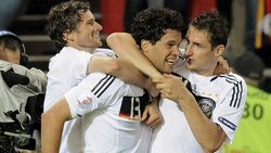 Miroslav Klose (rechts) herzt Michael Ballack bei der EURO 2008. (Bild: AFP)