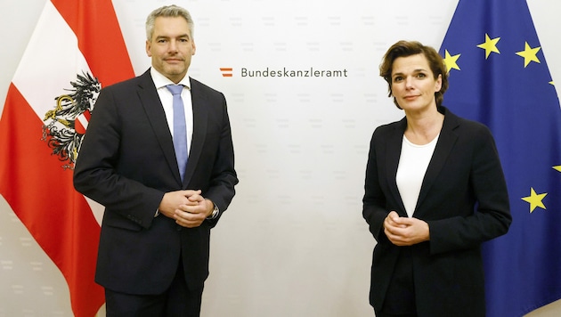 In der Kanzlerfrage liegt Karl Nehammer (ÖVP) wieder vor der SPÖ-Chefin Pamela Rendi-Wagner (Bild: APA/BKA/DRAGAN TATIC)