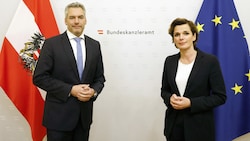 In der Kanzlerfrage liegt Karl Nehammer (ÖVP) wieder vor der SPÖ-Chefin Pamela Rendi-Wagner (Bild: APA/BKA/DRAGAN TATIC)