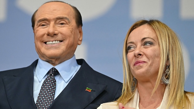 Ein Bild aus besseren Tagen: Silvio Berlusconi und Giorgia Meloni während einer gemeinsamen Wahlkampfveranstaltung (Bild: AFP)