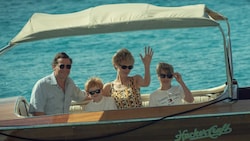 Fotos zur 5. Staffel von „The Crown“ zeigen Prinz Charles (Dominic West) und Prinzessin Diana (Elizabeth Debicki) mit ihren Söhnen Harry (Teddy Hawley) und William (Timothee Sambor). (Bild: © 2021 Netflix, Inc.)