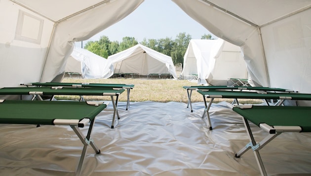 Zelte als Notquartiere für Asylwerber (Bild: APA/Michael Korber)