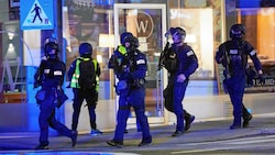 Polizisten am Abend des Attentats vom 2. November 2020 in Wien am Einsatzort - damals war die Terrorwarnstufe ebenfalls erhöht worden. (Bild: Georges Schneider / picturedesk.com)