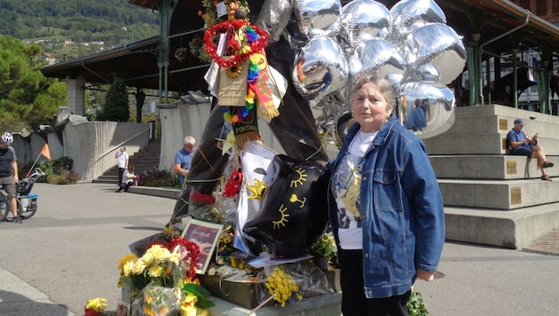Queen-Sänger Freddie Mercury ist das große Idol von Karoline Janda. Jetzt fuhr die 71-Jährige mit dem Taxi vom Waldviertel bis in die Schweiz zum Denkmal des Rockstars. (Bild: zVg)