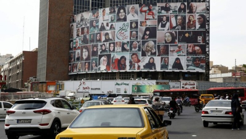 Ein Werbebanner in Teheran mit Bildern von 50 bedeutenden Frauen sorgte im Iran für Kritik. (Bild: AFP or licensors)