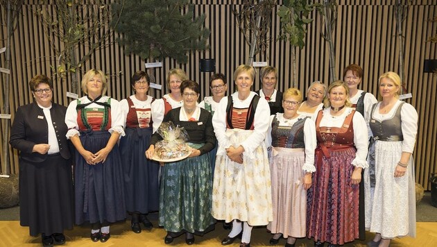 Die Landes- und Bezirksbäuerinnen bekamen zum Jubiläum Besuch aus Bayern und Südtirol. (Bild: Matthias Sedlak)