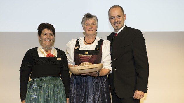 Landesbäuerin Helga Brunschmid (links) und LK-Präsident Josef Hechenberger dankten der langjährigen Landesbäuerin Resi Schiffmann. (Bild: Matthias Sedlak)