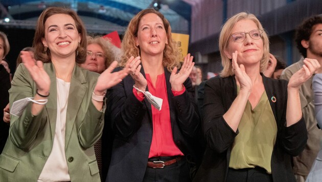 Die Grünen-Politikerinnen Alma Zadic, Judith Pühringer und Klimaschutzministerin Leonore Gewessler (Bild: APA/Georg Hochmuth)