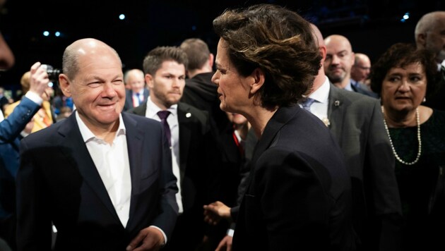 Der Gastgeber, Deutschlands Bundeskanzler Olaf Scholz, und SPÖ-Vorsitzende Pamela Rendi-Wagner beim Kongress der Sozialdemokratischen Partei Europas (SPE) in Berlin (Bild: APA/SPÖ/Visnjic)