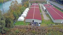 Weil es zu wenig feste Unterkünfte für die vielen Flüchtlinge gibt, mussten nun in Kärnten (Bild) und Oberösterreich die ersten Zelte aufgestellt werden. (Bild: Hermann Sobe)