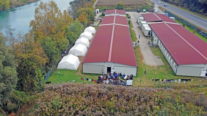Weil es zu wenig feste Unterkünfte für die vielen Flüchtlinge gibt, mussten nun in Kärnten ...