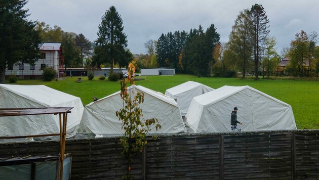 Die Zelte stehen nur zwei Meter neben den Zäunen einer Siedlung. (Bild: Scharinger Daniel)