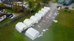 Die Zelte in Thalham sorgen bei den Anrainern für Unmut. (Bild: Pressefoto Scharinger © Daniel Scharinger)