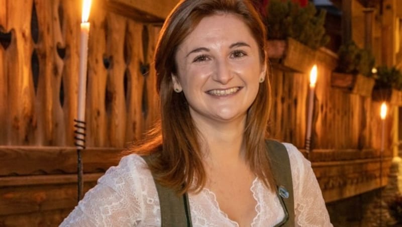 Die Salzburger FPÖ-Landesparteiobfrau Marlene Svazek kam in einem bodenständigen Dirndl zum großen Ball. (Bild: Berger Susi)