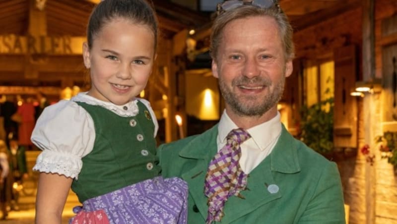 Max Mayr-Melnhof mit der kleinen Teresa am Arm. Der Landesjägermeister posierte spontan mit der Tochter eines Gastes. (Bild: Berger Susi)