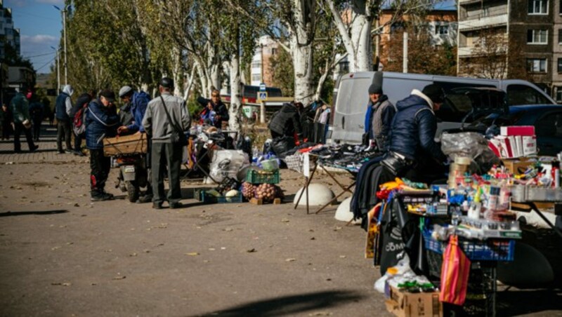 Ein Markt am Rande der Stadt Bachmut (Bild: AFP)