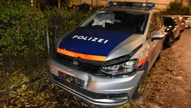 Beide Polizisten wurden bei der Kollision leicht verletzt. (Bild: LPD Wien)