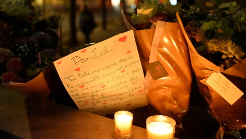 Menschen legten Briefe und Blumen für die zwölfjährige Lola ab, die tot in einem Koffer in Paris gefunden wurde. (Bild: AFP)