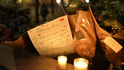 Menschen legten Briefe und Blumen für die zwölfjährige Lola ab, die tot in einem Koffer in Paris gefunden wurde. (Bild: AFP)