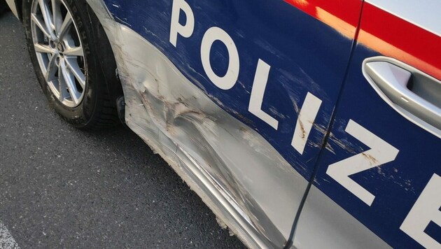 In dem Polizeiauto saßen zwei Beamte, als der 29-Jährige darauf losfuhr und es touchierte. (Bild: Polizei Vorarlberg)