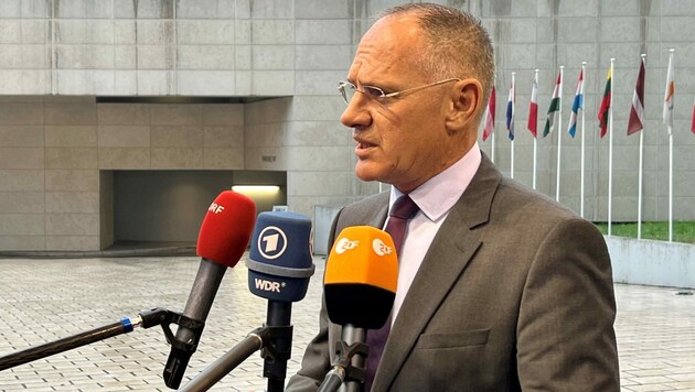 Innenminister Gerhard Karner (ÖvP) beim einem Doorstep im Rahmen des EU-Rats in Luxemburg (Bild: APA/BMI)