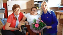 Evelyn Brezina (Mitte) mit Betreuerin Daniela Cakurdova (links) und Mirna Kapetanovic von „Malteser Care“ (Bild: Tomschi Peter)