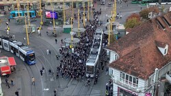 Sturm-Fans zogen am Sonntagnachmittag über den Grazer Jakominiplatz (Bild: Steirerkrone)