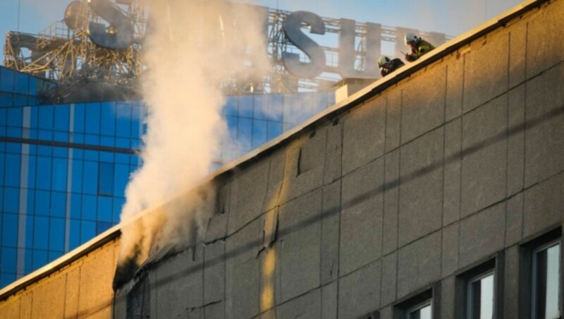 Zahlreiche Feuerwehrleute sind nach den Raketenangriffen in Kiew im Einsatz. (Bild: Associated Press)