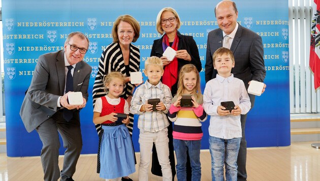 Um konsequentes Lüften in Niederösterreichs Klassenzimmern und Kindergartengruppen zu fördern, wurden vom Land NÖ und den Gemeinden vor rund einem Jahr 10.000 CO2-Messgeräte für die Bildungseinrichtungen angekauft. (Bild: NLK Pfeiffer)