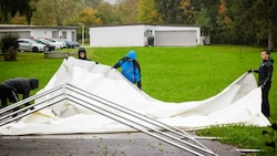 Aufbau von Zelten für die Unterbringung von Flüchtlingen im Erstaufnahmezentrum Thalham in St. Georgen im Attergau. (Bild: APA/DANIEL SCHARINGER)