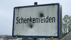 Zwei Löcher sind in der Ortstafel von Schenkenfelden zu sehen. (Bild: Gemeinde Schenkenfelden)