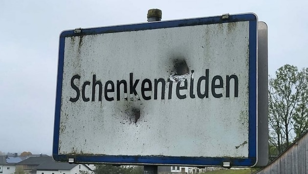 Zwei Löcher sind in der Ortstafel von Schenkenfelden zu sehen. (Bild: Gemeinde Schenkenfelden)