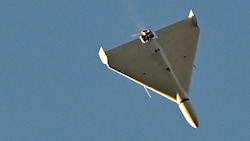 Eine iranische Kamikaze-Drohne vom Typ Shahed-136 (Bild: APA/AFP/Sergei SUPINSKY)