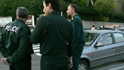 Iranische Sittenpolizisten bei der Kontrolle von Autofahrerinnen in Teheran. (Bild: AFP/Behrouz Mehri)