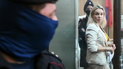 Marina Owsjannikowa im August 2022 in Moskau während einer Gerichtsverhandlung wegen „Diskreditierung“ der russischen Armee. (Bild: NATALIA KOLESNIKOVA / AFP / picturedesk.com)