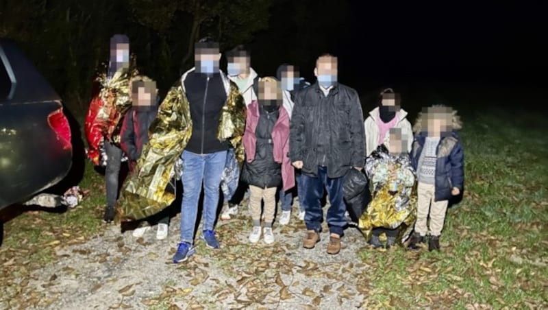 Eine syrische Großfamilie wird auf einem Feldweg aufgegriffen und per Bus abtransportiert. (Bild: Schulter Christian, Krone KREATIV)