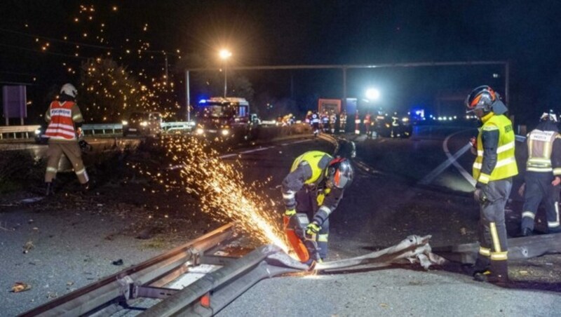 Die Feuerwehr beim Verräumen der verbogenen Leitschiene (Bild: zeitungsfoto.at/Liebl Daniel)