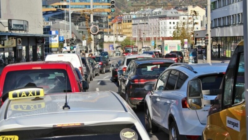 Auch im Innsbrucker Stadtgebiet gab es enorme Staus. (Bild: Johanna Birbaumer)