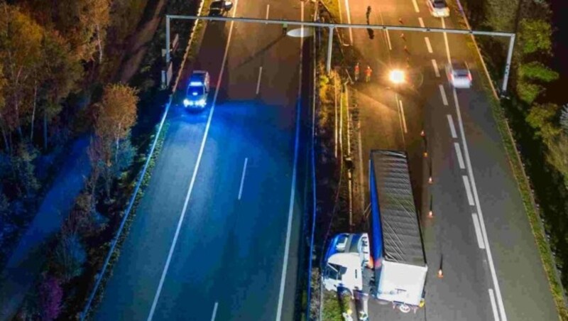 Gespenstische Szenerie auf der Autobahn - rechts unten einer der Lkw auf der Gegenfahrbahn (Bild: zeitungsfoto.at/Liebl Daniel)