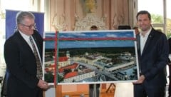 Zum 50er-Jubiläum des Instituts schenkte Bürgermeister David Berl Direktor Albert van Jaarsveld eine Luftaufnahme vom Schloss, dem Sitz des IIASA. (Bild: Marktgemeinde Laxenburg)