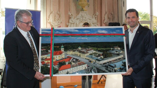 Zum 50er-Jubiläum des Instituts schenkte Bürgermeister David Berl Direktor Albert van Jaarsveld eine Luftaufnahme vom Schloss, dem Sitz des IIASA. (Bild: Marktgemeinde Laxenburg)