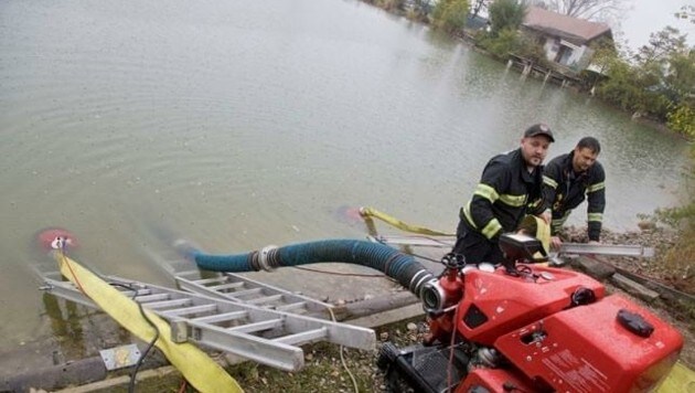 20.000 Liter pro Minute flossen in den Teich. (Bild: Bezirksfeuerwehrkommando Baden)