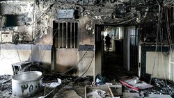 Eine völlig ausgebrannte Werkstatt im Evin-Gefängnis (Bild: AP)