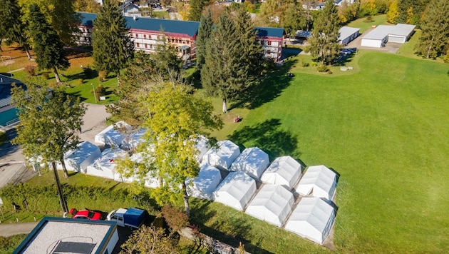 Vereint trat man am Montag im Gemeindeamt von Sankt Georgen im Attergau auf, die Zelte sollen wieder weg. (Bild: Scharinger Daniel)