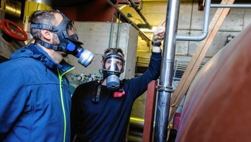 „Krone"-Reporter Florian Gröger wagte sich mit Gasmaske in die Technik- und Kühlräume der Arena. (Bild: Mario Urbantschitsch)