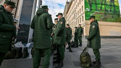 Russische Soldaten warten in Moskau auf ihren Transport. (Bild: APA/AFP/Yuri KADOBNOV)