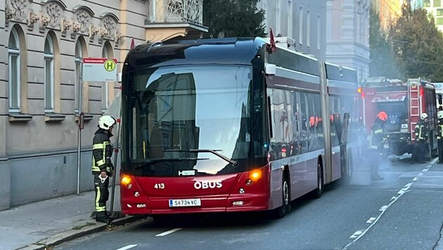 Zu einem angeblich brennenden Obus musste die Salzburger Berufsfeuerwehr am Dienstagmorgen gegen 8.30 Uhr ausrücken. Am Einsatzort in der Schallmooser Gabelsbergerstraße stellte sich rasch heraus, dass lediglich ein technischer Defekt für den Qualm verantwortlich war. (Bild: Markus Tschepp)