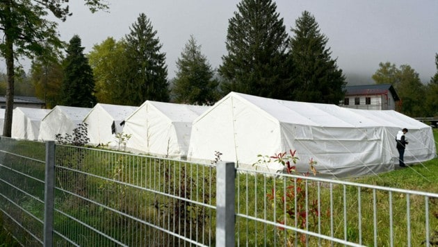 Zelte, wie in der EAST Thalham in Oberösterreich, sind auf längere Sicht keine geeignete Lösung. Doch feste Quartiere zu finden, ist nicht einfach. (Bild: APA/BARBARA GINDL)